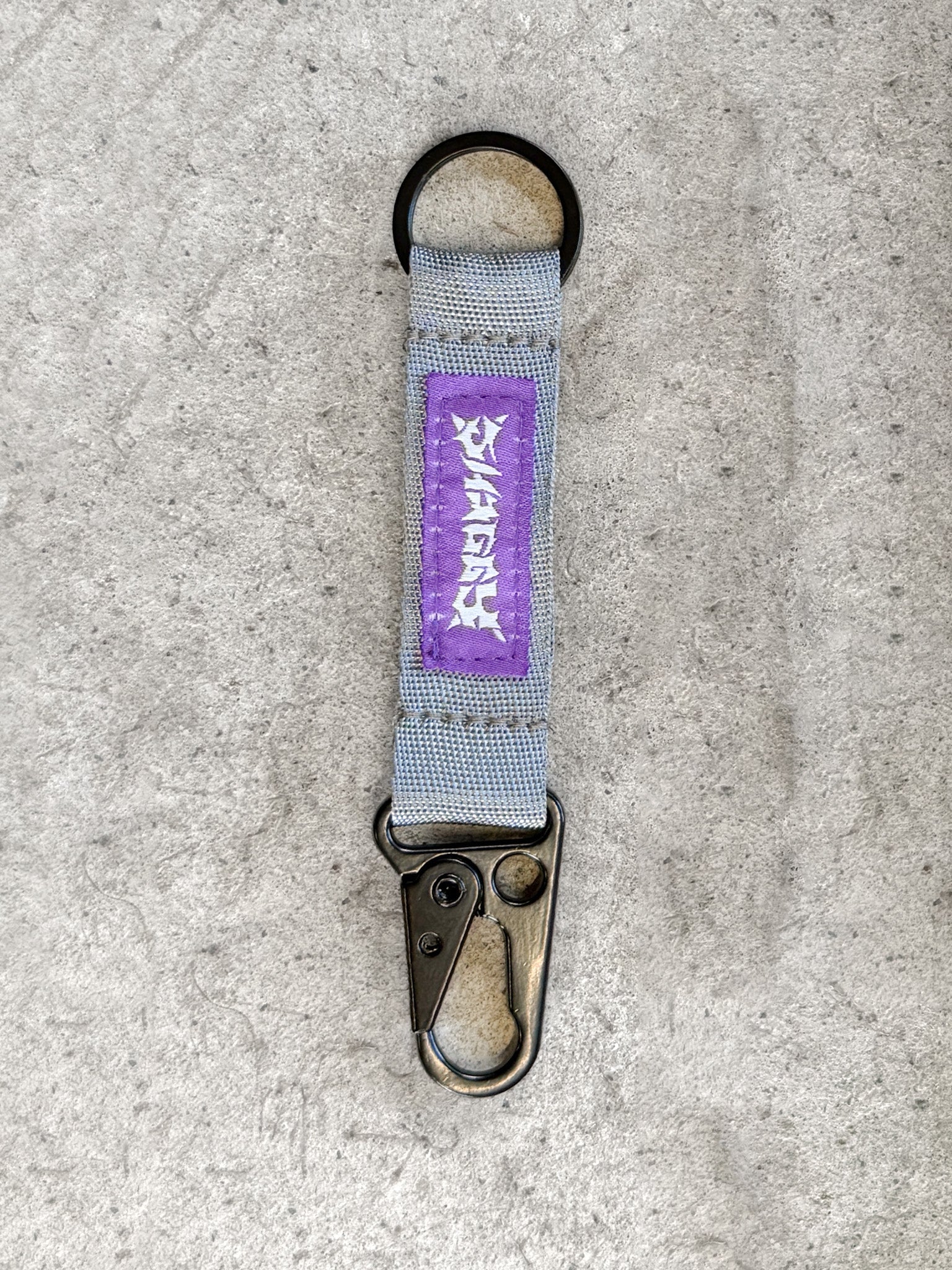 CARABINER GREY